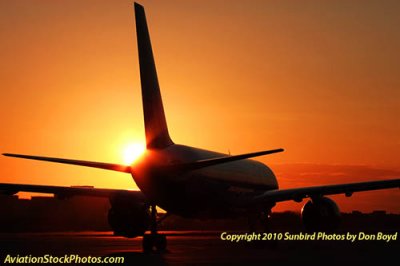 2010 - United Airlines B757 at sunset aviation stock photo #0414