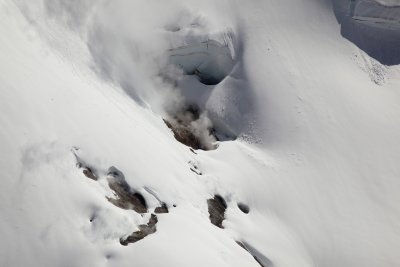 Dorr Fumaroles  (MtBaker030610-140adj.jpg)