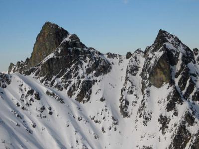 Ragged End (L) & Thieves Pk (R), S Faces