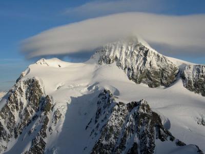 Shuksan, Upper Curtis Glacier & Lenticular Cloud (Shuksan021206-087adj.jpg)