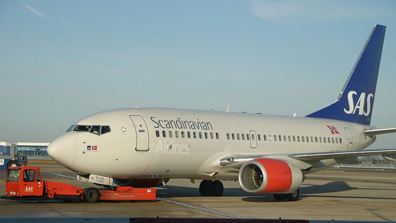 SK B-737-600 being pushed away from its gate at LHR, Dec 2009