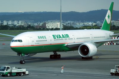EVA 777-300 taxi to its gate, TPE, Aug 2008