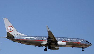 AA 737-800 in Astro-Jet retro scheme moments from touching down, DTW, Apr 2009