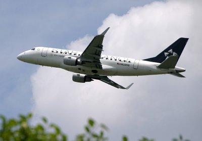 US Airways Express in Star Alliance colour leaving DCA, July 2009