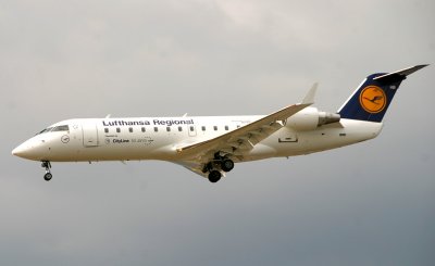 LH CRJ approaching LHR 27L