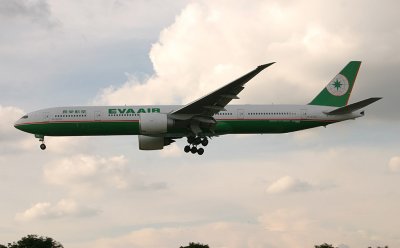 EVA's 777-300ER approaching LHR 27L