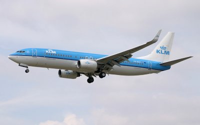 KLM 737-800 landing in LHR
