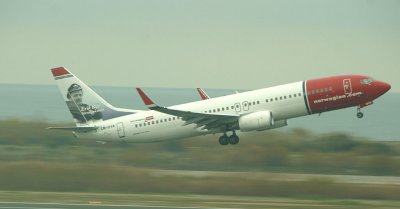 Norwegian 737-800 taking off from BCN 25L