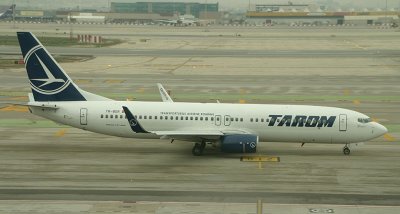 Tarom's new 737-800 ready for taxi, BCN 2010