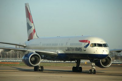 BA B-757 slowing approaching its parking stand, LHR, Dec 2009