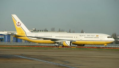 Royal Brunei B-763 taxi in LHR, Dec 2009