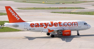 EasyJet A-319 waiting to commence taxi