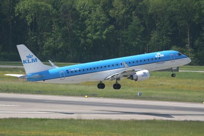 KLM E-190 taking off from ZRH RWY 10