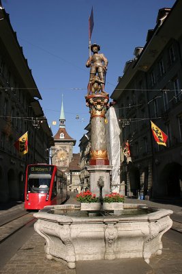 Statue in the middle of Kramgasse