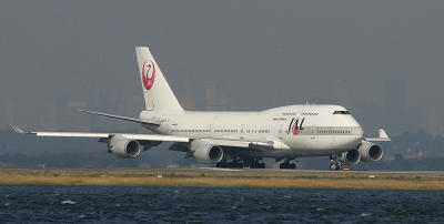 JAL 744 turning on to JFK RWY 4L, Oct. 2003