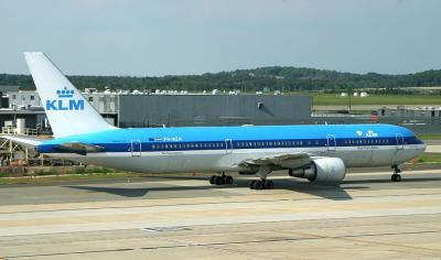 KL 767-300, IAD, Aug. 2004