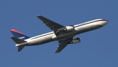 DL 767-300 taking off JFK RWY 13R, May, 2005