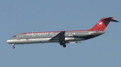 NW DC-9 approaching LGA RWY 22, Apr. 2004