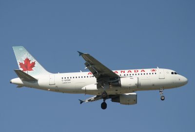 Air Canada A319 approaching YYC, Sept. 2006