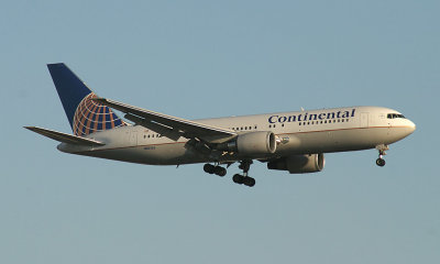 Continental's 767-200 approaching EWR