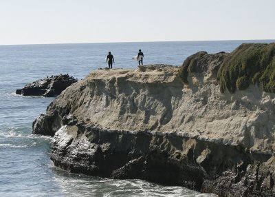 We spent one night in Santa Cruz. This picture shows surfers on a cliff near the lighthouse.
