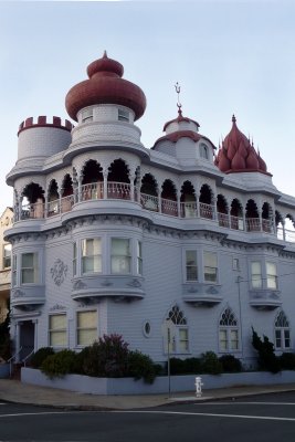 Howard found and photographed this interesting mansion near Webster and Pixley in Cow Hollow.