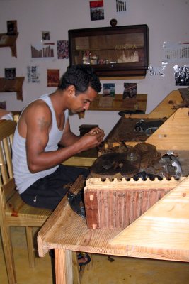 Samana peninsula - man rolling cigars on way to El Limon