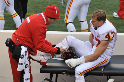 Playing injured!  Chiefs safety, Jon McGraw