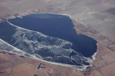 Ice sheets blowing to one side of the lake