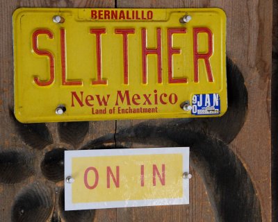 Sign on the door of the Rattlesnake Museum