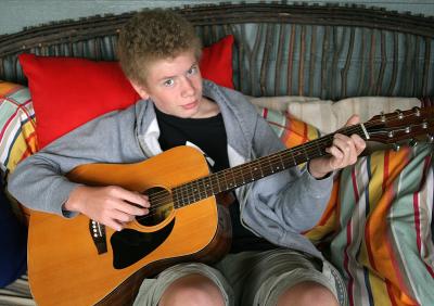 38 IMG_4130seriousguitar.jpg