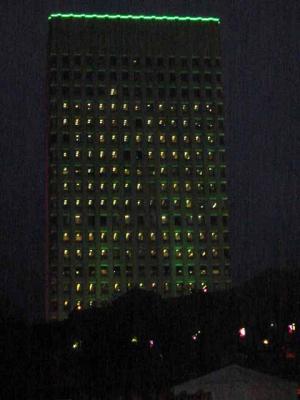 Hey, this building looks really kewl when your drunk