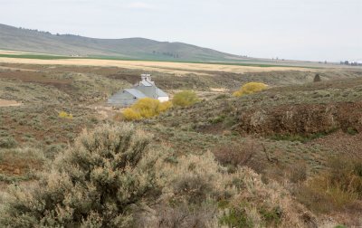 Alstown is located in a shallow valley, at the head of Douglas Creek Canyon.