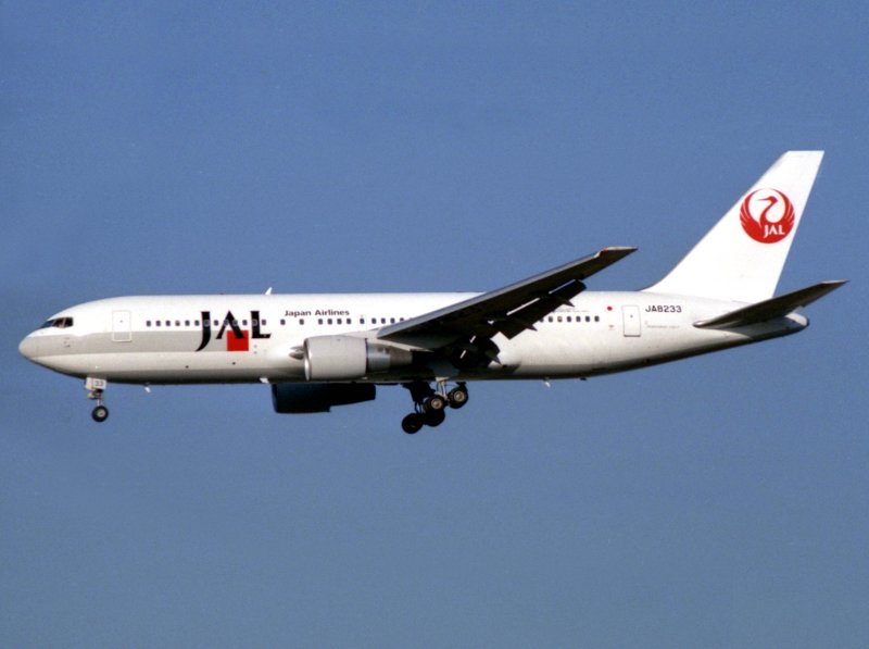 B767-200  JA-8233