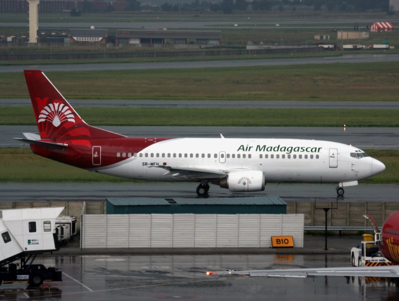 B737-300  5R-MFH