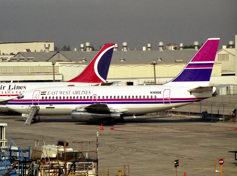 B737-200 N368DE