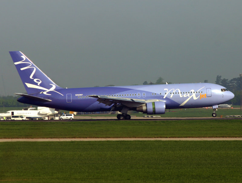 B767-200 N260MY