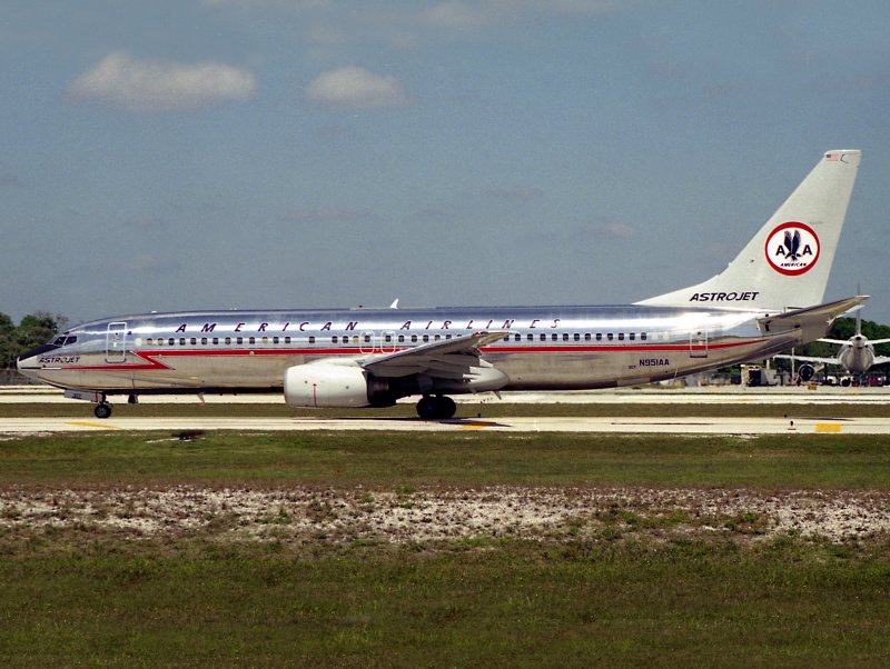 B737-800 N951AA