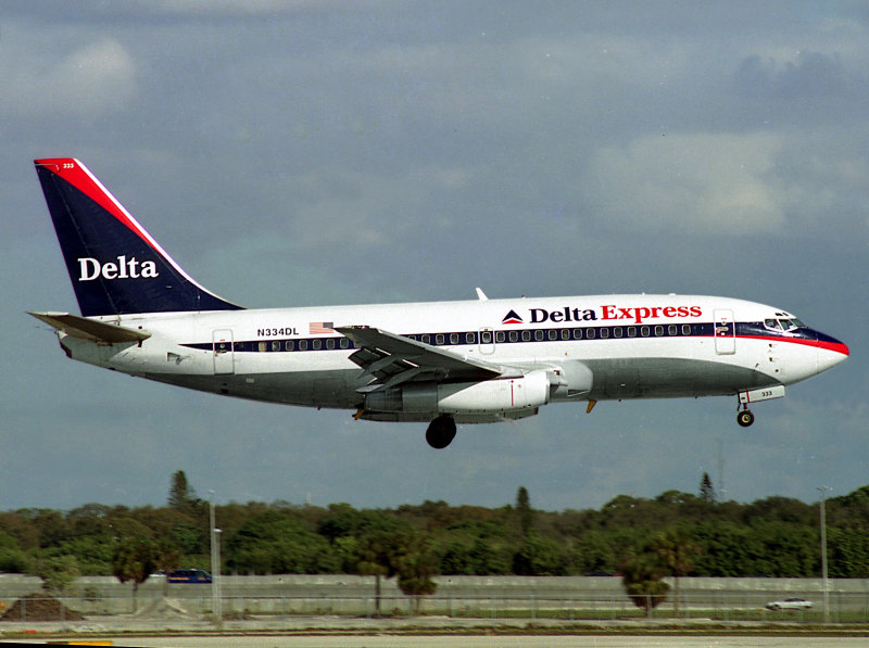 B737-200  N334DL