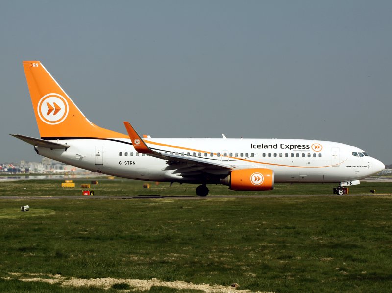 B737-700 G-STRN
