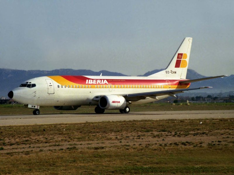 B737-300 EC-EHM