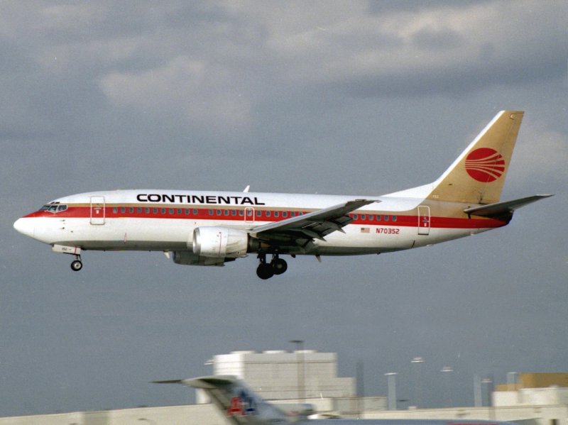 B737-300 N70352 