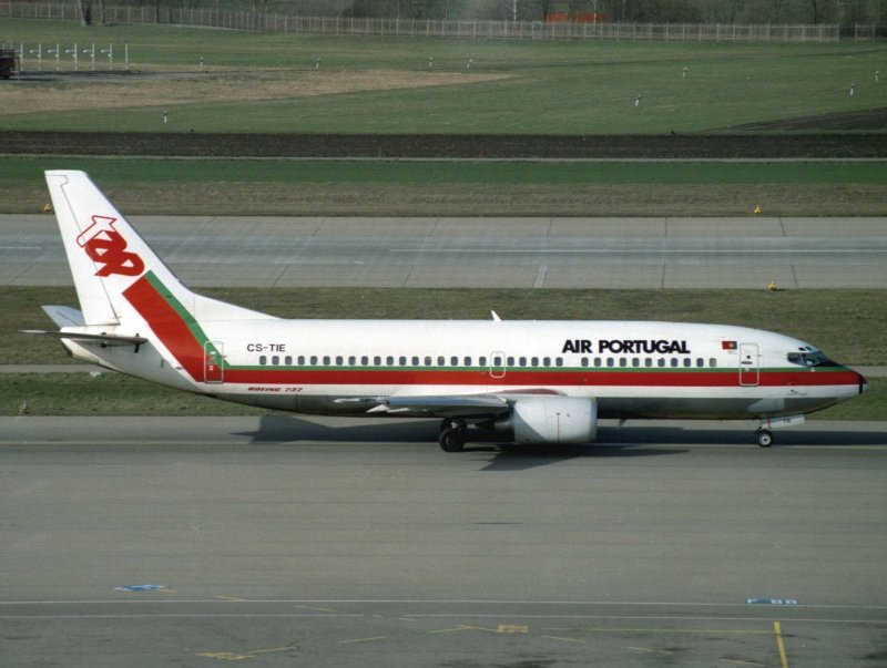 B737-300 CS-TIE 