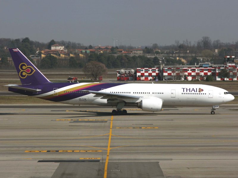 B777-200 HS-TGW 