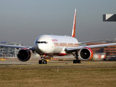 Boeing 777-300 zoom image