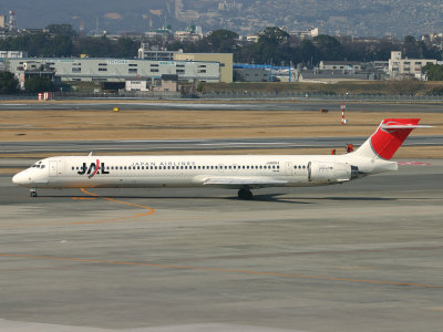 MD-90 JA-8063