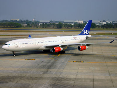 A340-300 LN-RKF