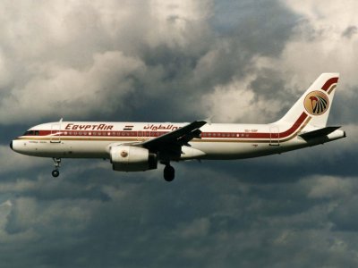 finals for 27L in the previous livery.