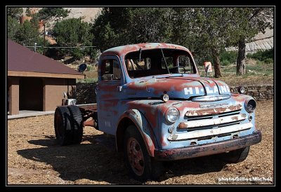 Old Us Cars alive or in cemetery / Vieilles amricaines roulantes ou  la casse
