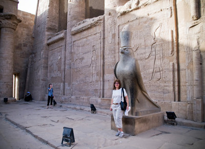  statue of falcon Horus